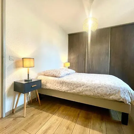 147 - Vue Cite Medievale Et Parking *