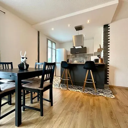 147 - Vue Cite Medievale Et Parking Carcassonne