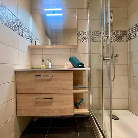 147 - Vue Cite Medievale Et Parking