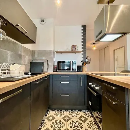 147 - Vue Cite Medievale Et Parking * Carcassonne