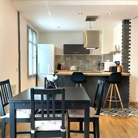 147 - Vue Cite Medievale Et Parking Carcassonne